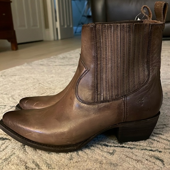Frye Sacha Western Chelsea Boot in Stone size 7 - Picture 5 of 9